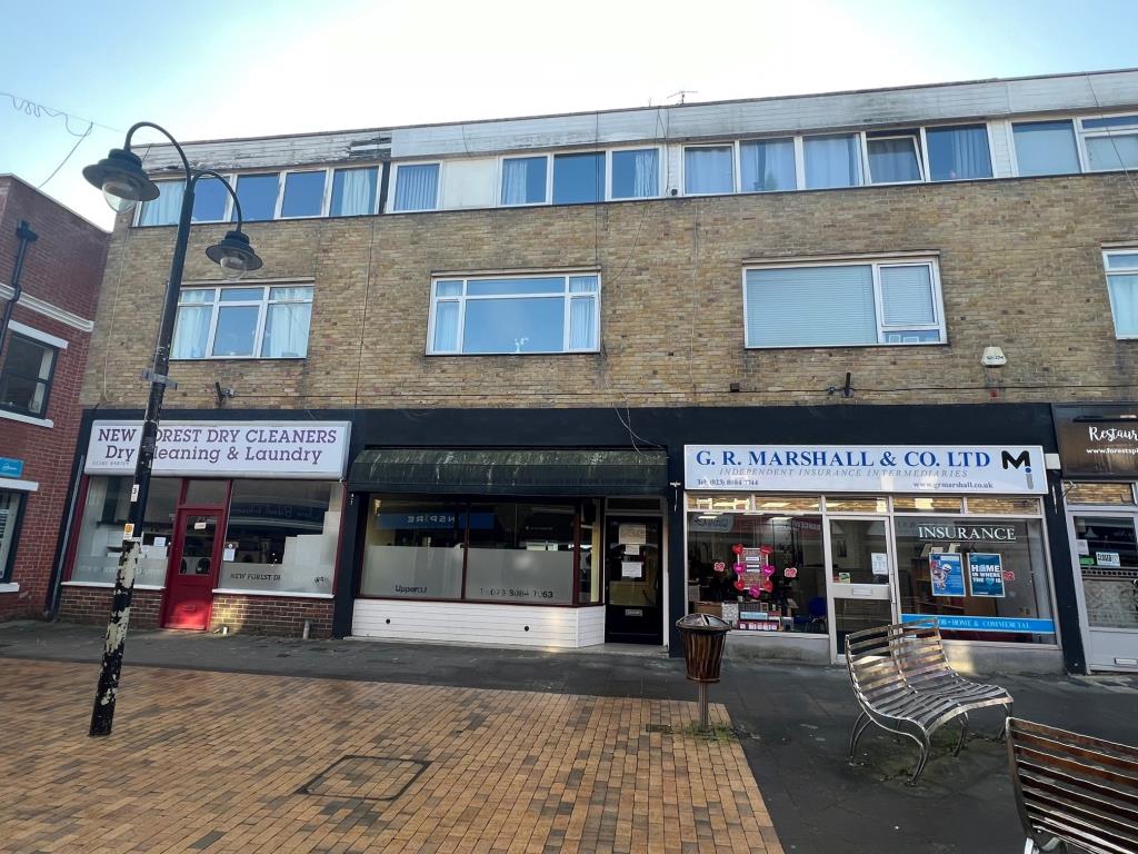Lot: 136 - VACANT GROUND FLOOR COMMERCIAL AND TWO STOREY MAISONETTE - Front View of Commercial and Two Story Maisonette Investment Opportunity seen from Pylewell Street